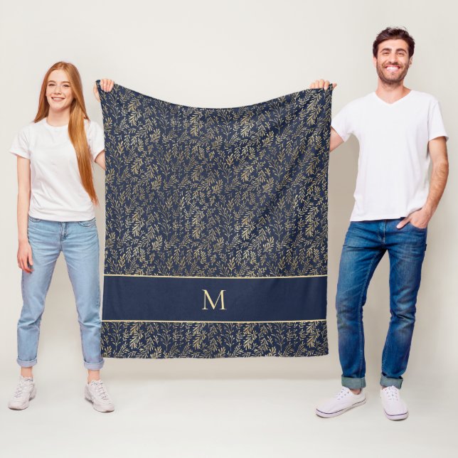 Couverture Polaire Élégant Chic Bleu Nuit Feuilles Dorées Monogramme (En situation)