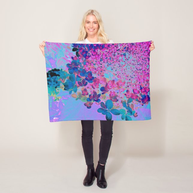 Couverture Polaire Elegant Dark Blue and Magenta Limelight Hydrangea (En situation)