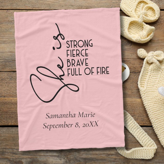 Couverture Polaire Elle est forte courageuse féroce pleine de feu per (She is Strong Pink Baby Girl Baby Blanket)
