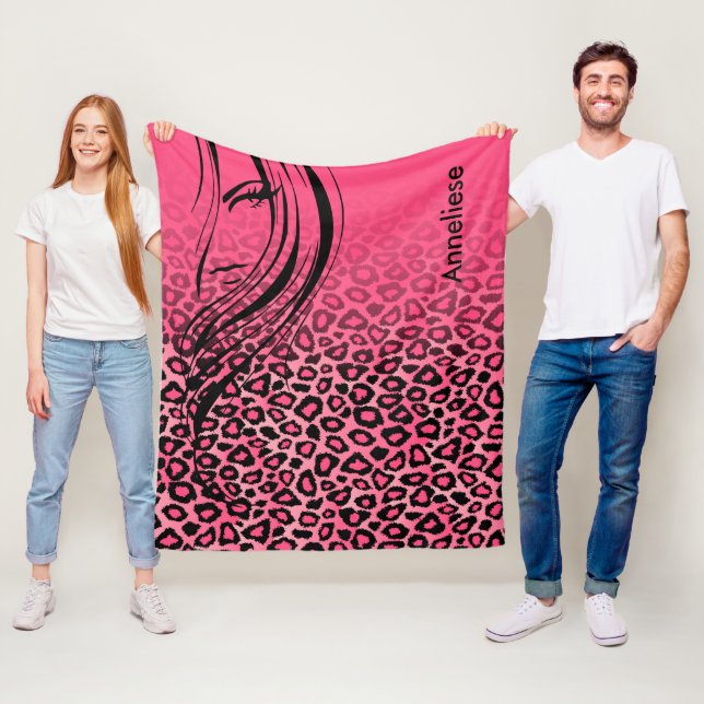 Couverture Polaire Empreinte de léopard rose et noir avec fille Silho (En situation)