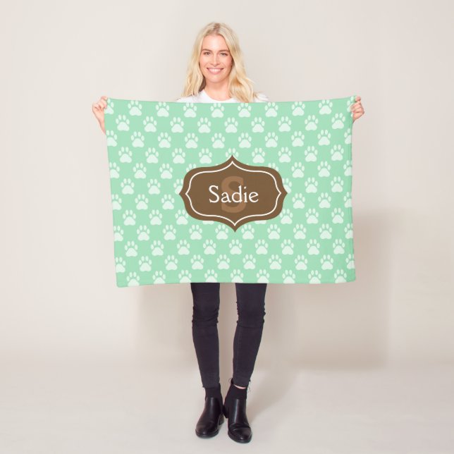 Couverture Polaire Empreintes de patte vert menthe et monogramme & no (En situation)