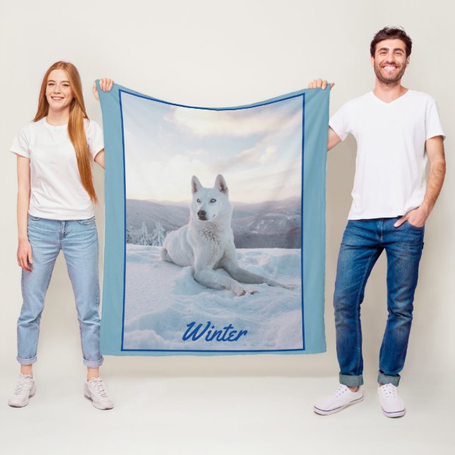 Couverture Polaire Enchanter White Husky Dog dans la neige (En situation)