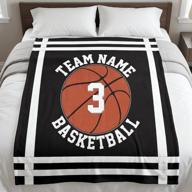Couverture Polaire Équipe de basket-ball personnalisée Nom et numéro  (Personalized basketball blankets with custom team name and player number, on bed.)
