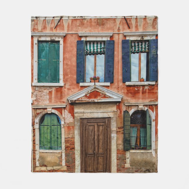 COUVERTURE POLAIRE FAÇADE DE BÂTIMENT PEINTE ORANGE (Devant)