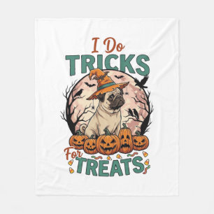 Couverture Polaire Faire des tours friandises Halloween Pug Sorcière