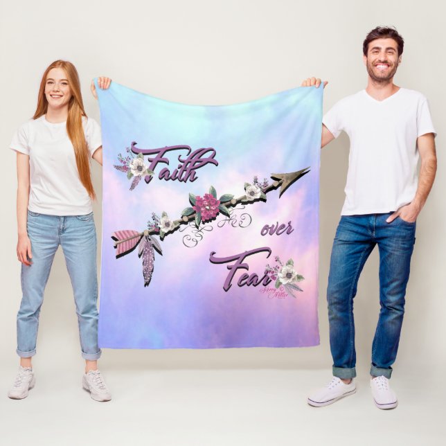 Couverture Polaire Faith Over Fear Fleece Blanket (En situation)