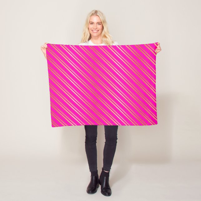COUVERTURE POLAIRE FAUX BANDES D'OR SUR FOND ROSE (En situation)
