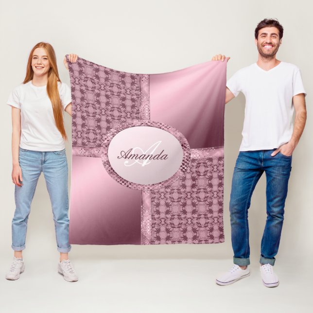 Couverture Polaire Faux Lace Bijoux en satin Monogramme rose (En situation)