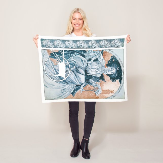 Couverture Polaire Femme à la rose, Mucha (En situation)