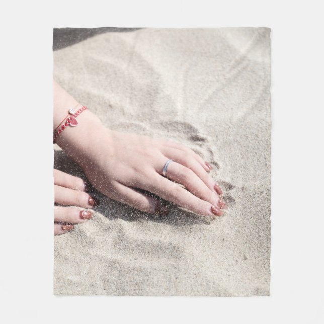 Couverture Polaire Femme allongée sur le sable blanc (Devant)