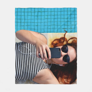 Couverture Polaire Femme allongée sur un sol marron