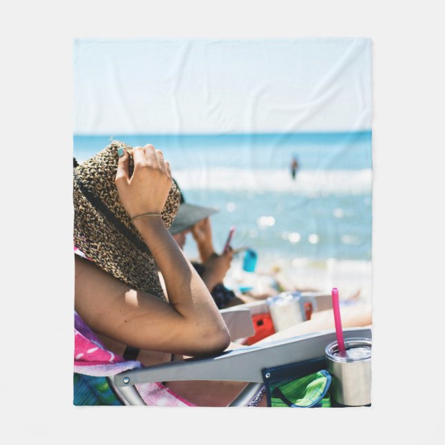 Couverture Polaire Femme allongée sur une chaise longue qui couvre so (Devant)