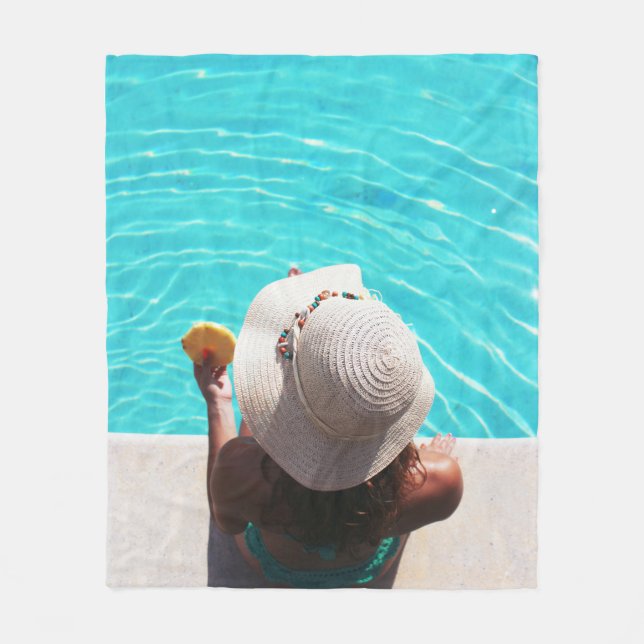 Couverture Polaire Femme assise à côté de la piscine (Devant)