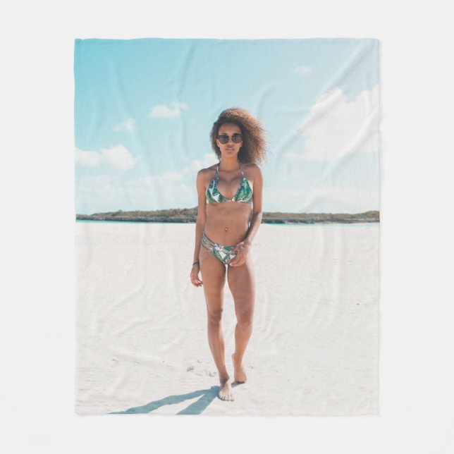 Couverture Polaire Femme en bikini debout sur le sable (Devant)