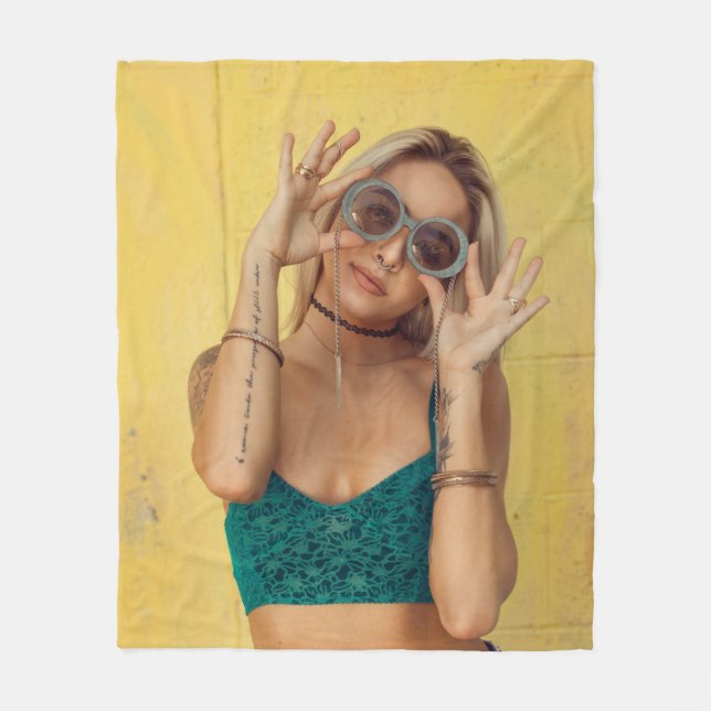 Couverture Polaire Femme en bralette bleue tenant des lunettes de sol (Devant)