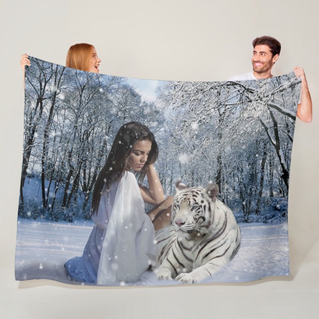 COUVERTURE POLAIRE FEMME ET TIGRE BLANC (En situation)