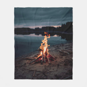 Couverture Polaire Feu de feu près du plan d'eau pendant la nuit