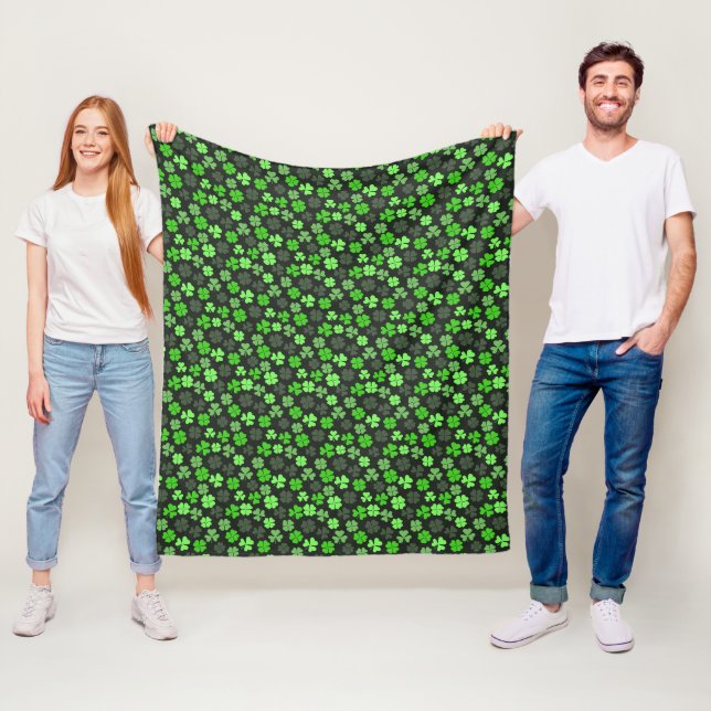 COUVERTURE POLAIRE FEUILLES DE TRÈFLE MOTIF ST PATRICK (En situation)
