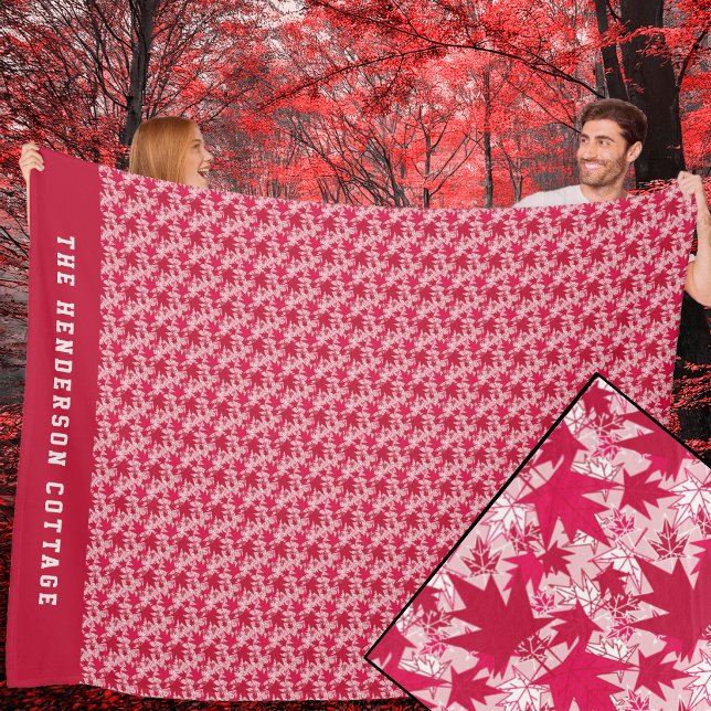 Couverture Polaire Feuilles d'érable sur fond rose (Red and White Maple Leaves on a Pink Background Fleece Blanket)