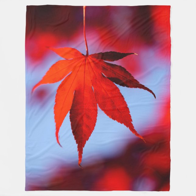 Couverture Polaire Fiery feuille d'automne contre le ciel (Devant)