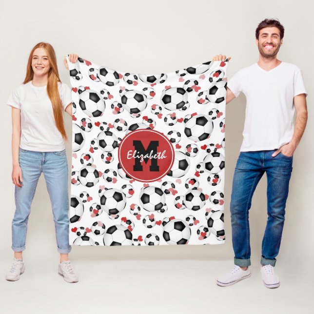 Couverture Polaire filles monogrammed soccer balls et motif de coeur (En situation)