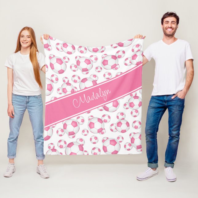 Couverture Polaire filles sport rose blanc boules de football motif (En situation)