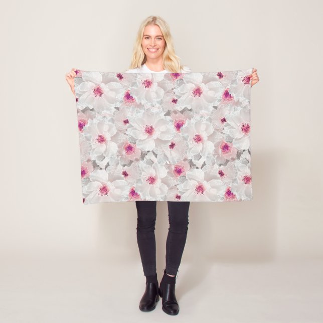 Couverture Polaire Fleur blanche et rose délicate (En situation)