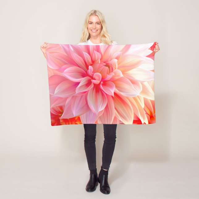 Couverture Polaire Fleur de dahlia brune de Pêche (En situation)