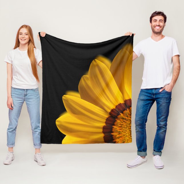 Couverture Polaire Fleur jaune sur arrière - plan noir (En situation)