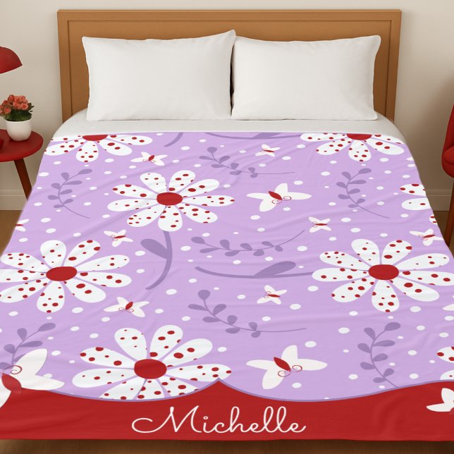 Couverture Polaire Fleurs blanches à pois rouges sur fond violet (Lavender blooms blanket makes bedtime cozy. custom name.)