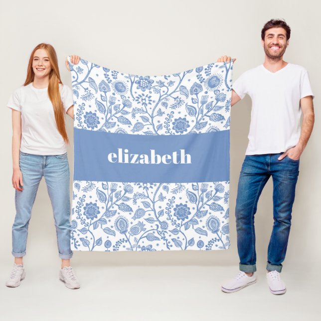 Couverture Polaire Fleurs bleues et blanches, nom personnalisé, botan (En situation)