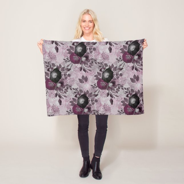 Couverture Polaire Fleurs d'aquarelle bordeaux. (En situation)