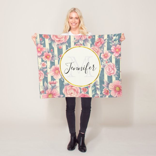 Couverture Polaire Fleurs d'aquarelle rose sur bandes Monogramme (En situation)