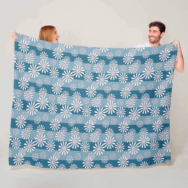 Couverture Polaire Fleurs de camomille blanches sur fond bleu rayé (En situation)
