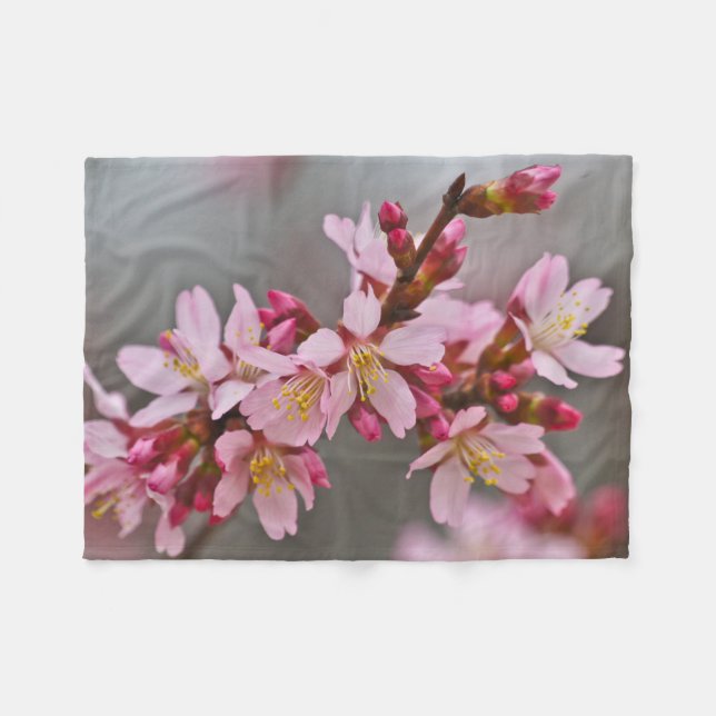 Couverture Polaire Fleurs de cerisier japonaises roses sur un ciel gr (Devant (Horizontal))