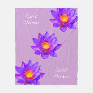Couverture Polaire Fleurs de lotus guidées par l'esprit sur fond viol