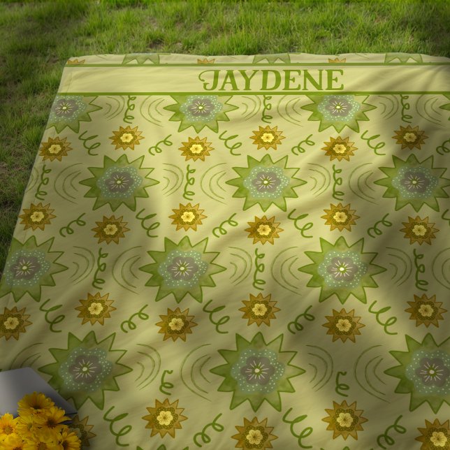 Couverture Polaire Fleurs géométriques vert clair (The shades of green and gold are nature inspired and have a timeless yet modern feel.)