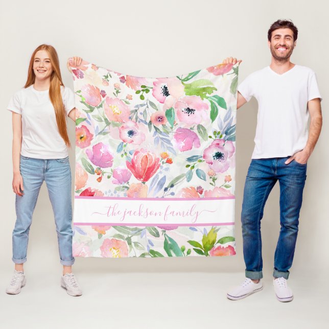 Couverture Polaire Fleurs rose aquarelle boho nom de famille script (En situation)