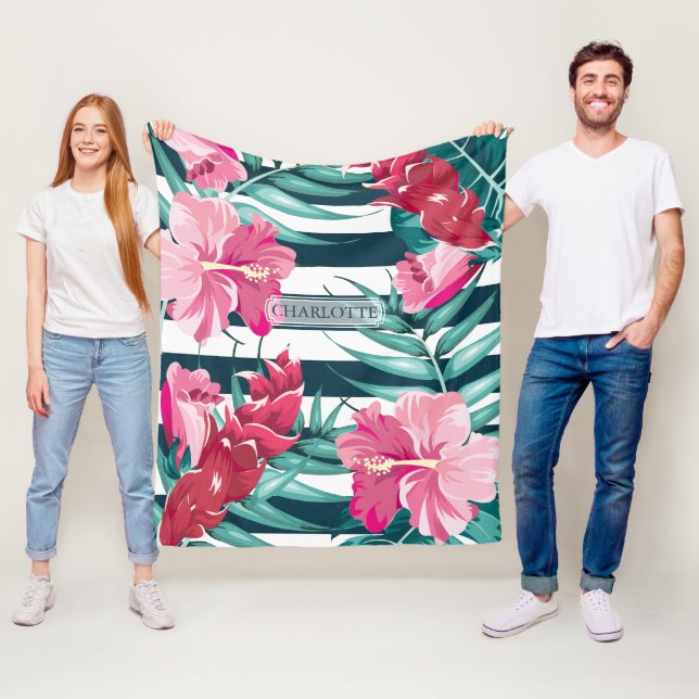 Couverture Polaire Fleurs roses exotiques Monogrammes rayés (En situation)