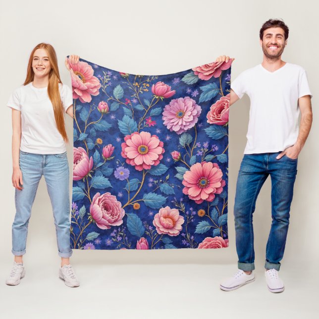 Couverture Polaire Fleurs roses sur fond bleu vibrant (En situation)