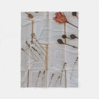 Couverture Polaire Fleurs séchées sur les livres