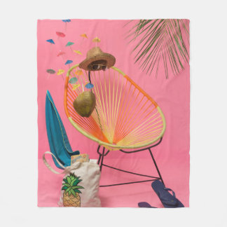 Couverture Polaire Flip flop bleu à côté de la chaise