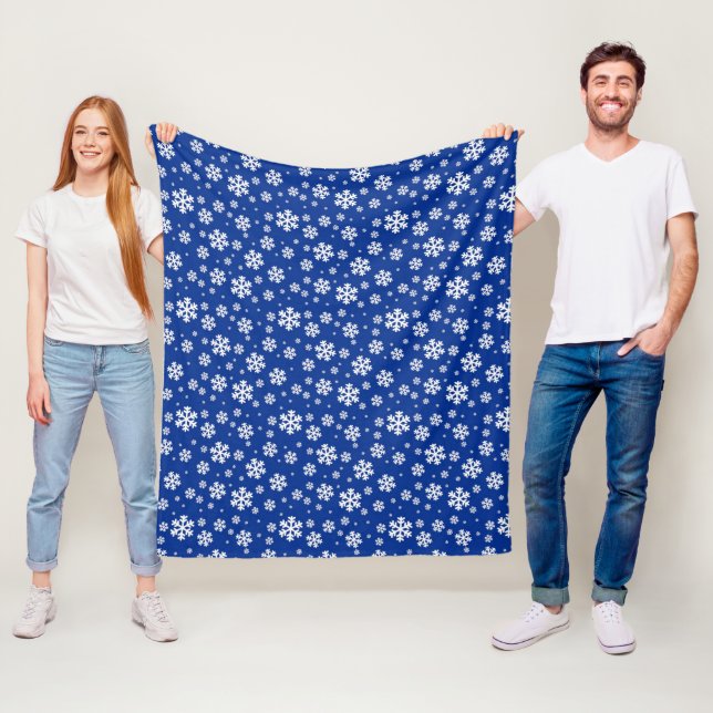 Couverture Polaire Flocons blancs sur motif d'hiver bleu foncé (En situation)