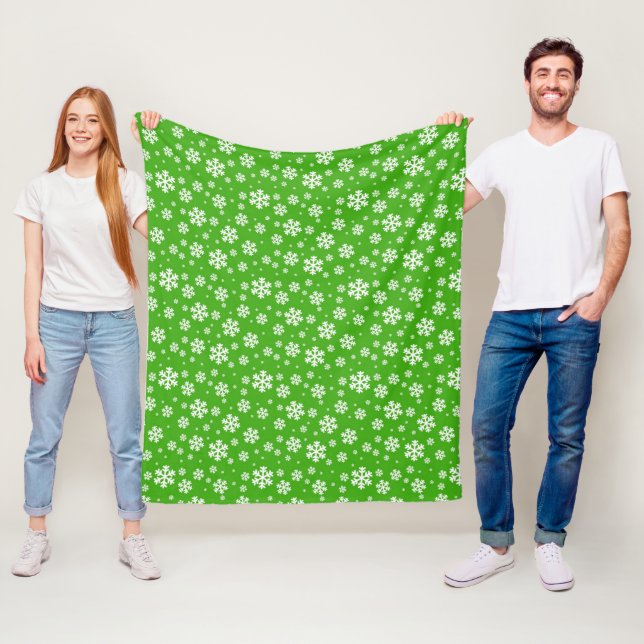 Couverture Polaire Flocons blancs sur motif vert d'hiver (En situation)
