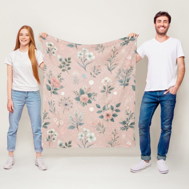 Couverture Polaire Floral rose rustique avec fleurs blanches et verdu (En situation)