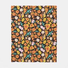 Flore printanière luxuriante et oiseaux sur arrièr