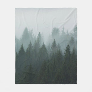Couverture Polaire Forêt dans la brume matinale dans la montagne. Épi