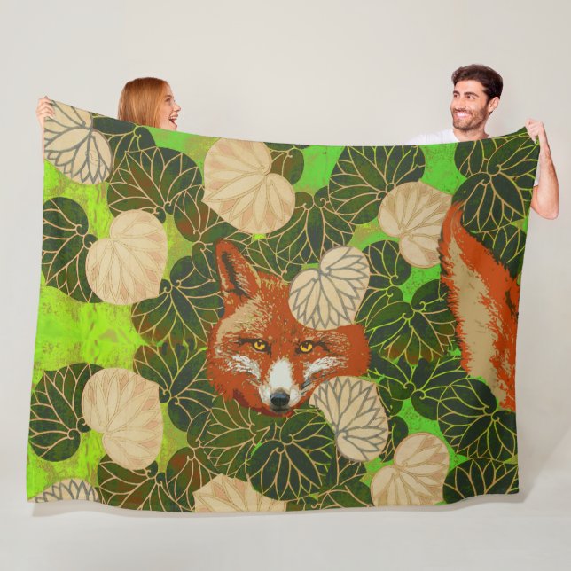 COUVERTURE POLAIRE FOX ROUGE PARMI LES FEUILLES VERTS ET LE FOLIAGE (En situation)