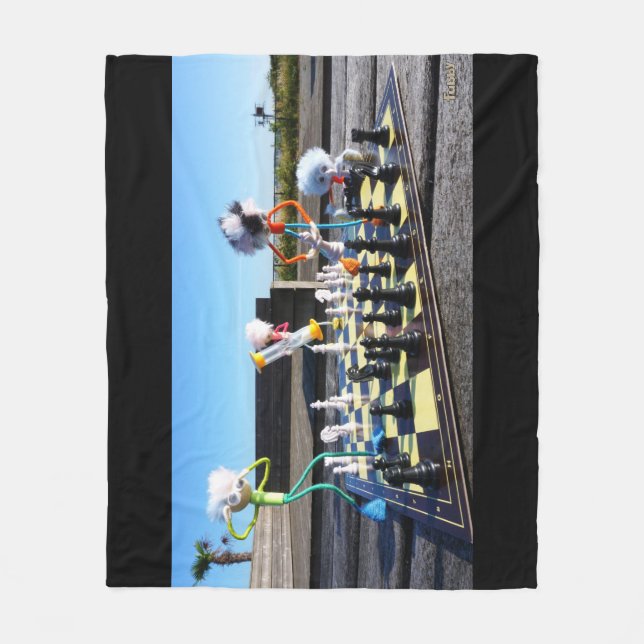 Couverture Polaire Fubby joue à l'échecs. (Devant)