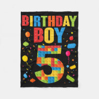Garçon qui fête son anniversaire Blocs de construc